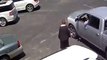 Une vielle dame se fait voler son sac par un automobiliste !