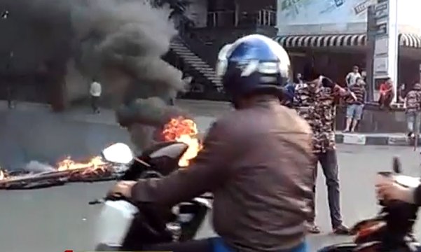 Aksi Bakar Ban di Kompleks Kostrad, Pondok Indah Macet