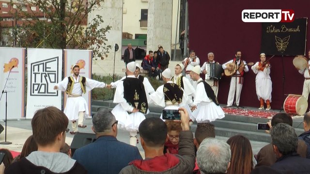 Report TV - Takim brezash gjimnazistët e Tiranës sfilojnë me veshje tradicionale të 800-s
