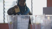 Abren los colegios electorales en los comicios más reñidos de Malasia