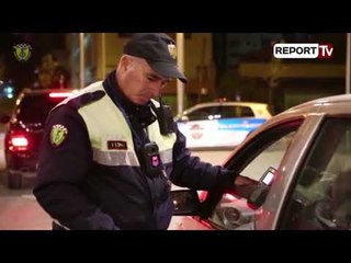 Report TV - Polici e ndalon të dehur në timon, shoferja: Seriozisht e ke ti?
