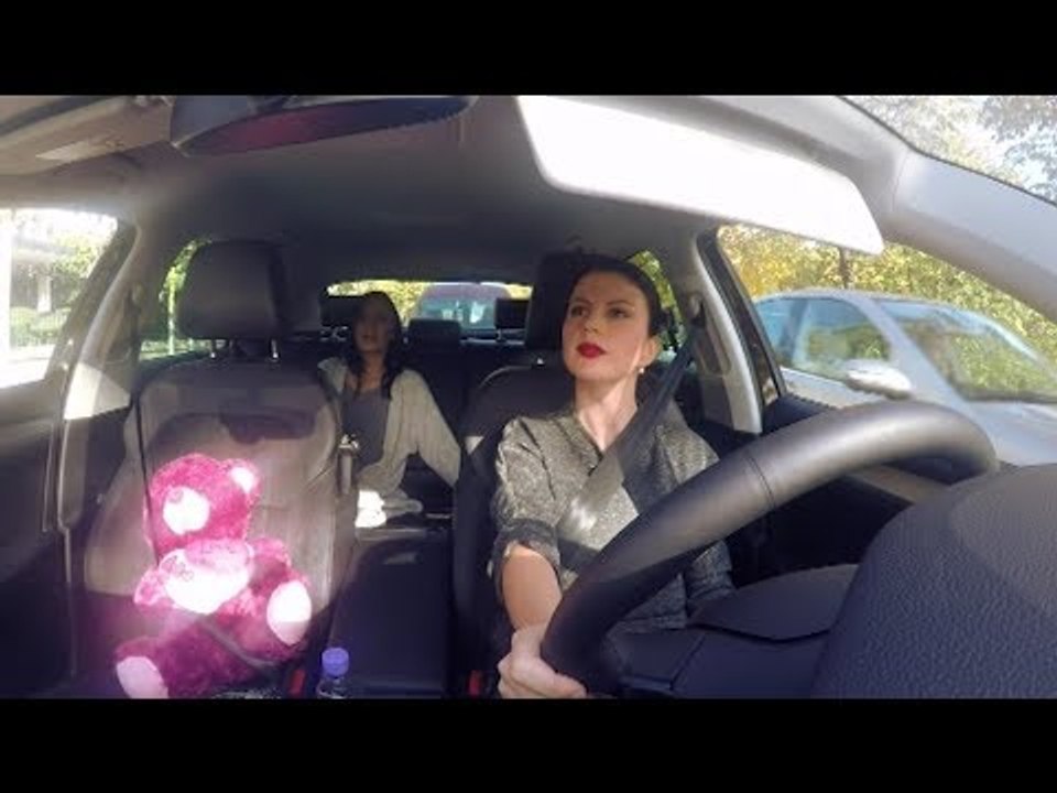 "Mos i fol shoferit" - Ana Lika në taksinë e Rudina Dembacaj