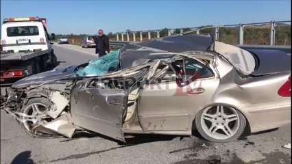 Report TV - Aksident në Vlorë, Benzi përmbyset pas përplasjes me automjetin e mirëmbajtjes