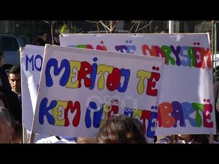 Ora News – "Marshimi i heshtur" në Laç, qindra fëmijë në protestë për të drejtat e tyre