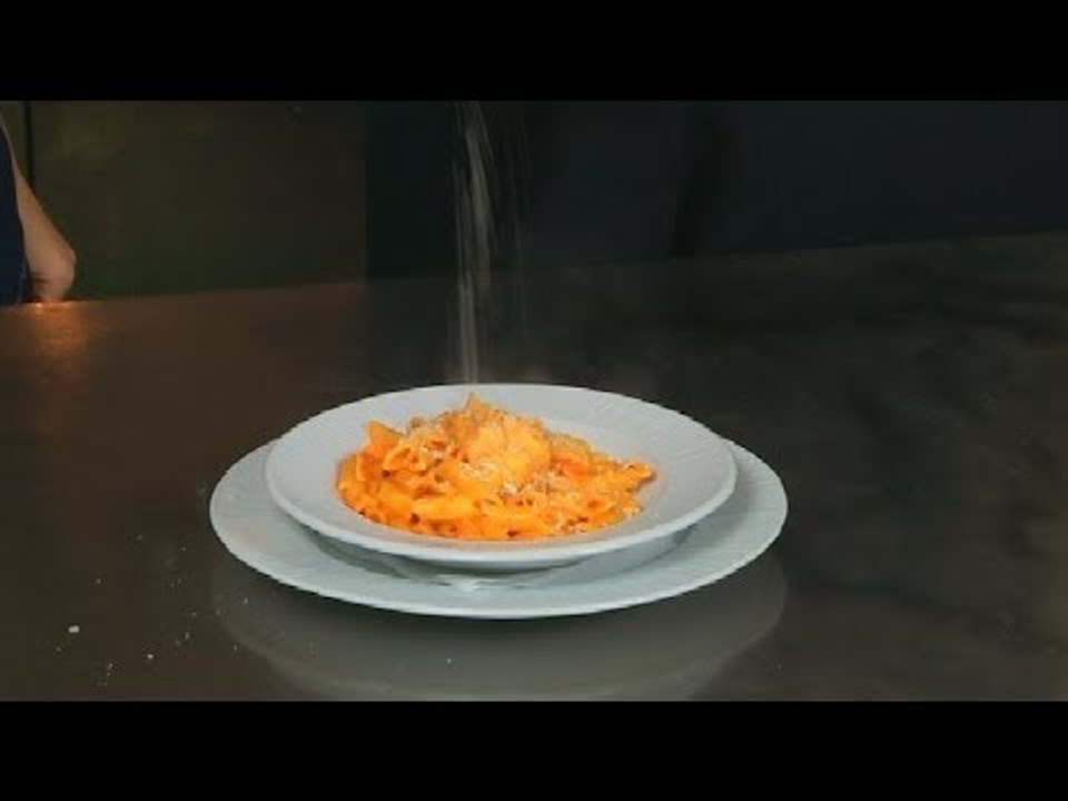 Receta Juaj, "Pene me fileto pule dhe pesto speci"