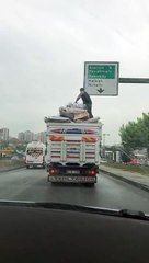 Kamyon Üstünde Tehlikeli Yolculuk!