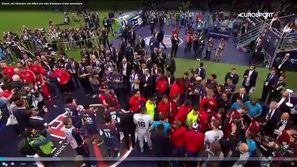 La haie d'honneur du PSG aux joueurs des Herbiers à l'issue de la finale de coupe de France