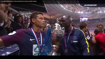 Le magnifique geste de Thiago Silva qui soulève la coupe avec le capitaine des Herbiers