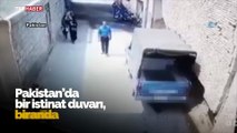 Yıkılan duvarın altında kalmaktan son anda kurtuldular