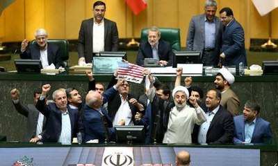 İran milletvekilleri Meclis'te ABD bayrağı yaktı