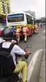 CSGT đẩy xe buýt dưới trời nắng tại Hà Nội