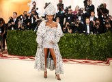 Rihanna'nın Dini Temalı Gala Kıyafeti Herkesi Hayran Bıraktı