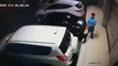 #SucesosCri Siguen los robos de autos sin control. La cámara de vigilancia capta el asalto de dos delincuentes a un vehículo estacionado en un local de Río Abaj