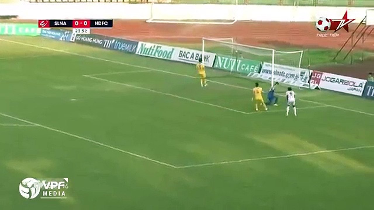 Pha bóng thất vọng bỏ lỡ cơ hội ghi bàn mười mươi của Henry vào lưới SLNA Vòng 7 VLeague 2018