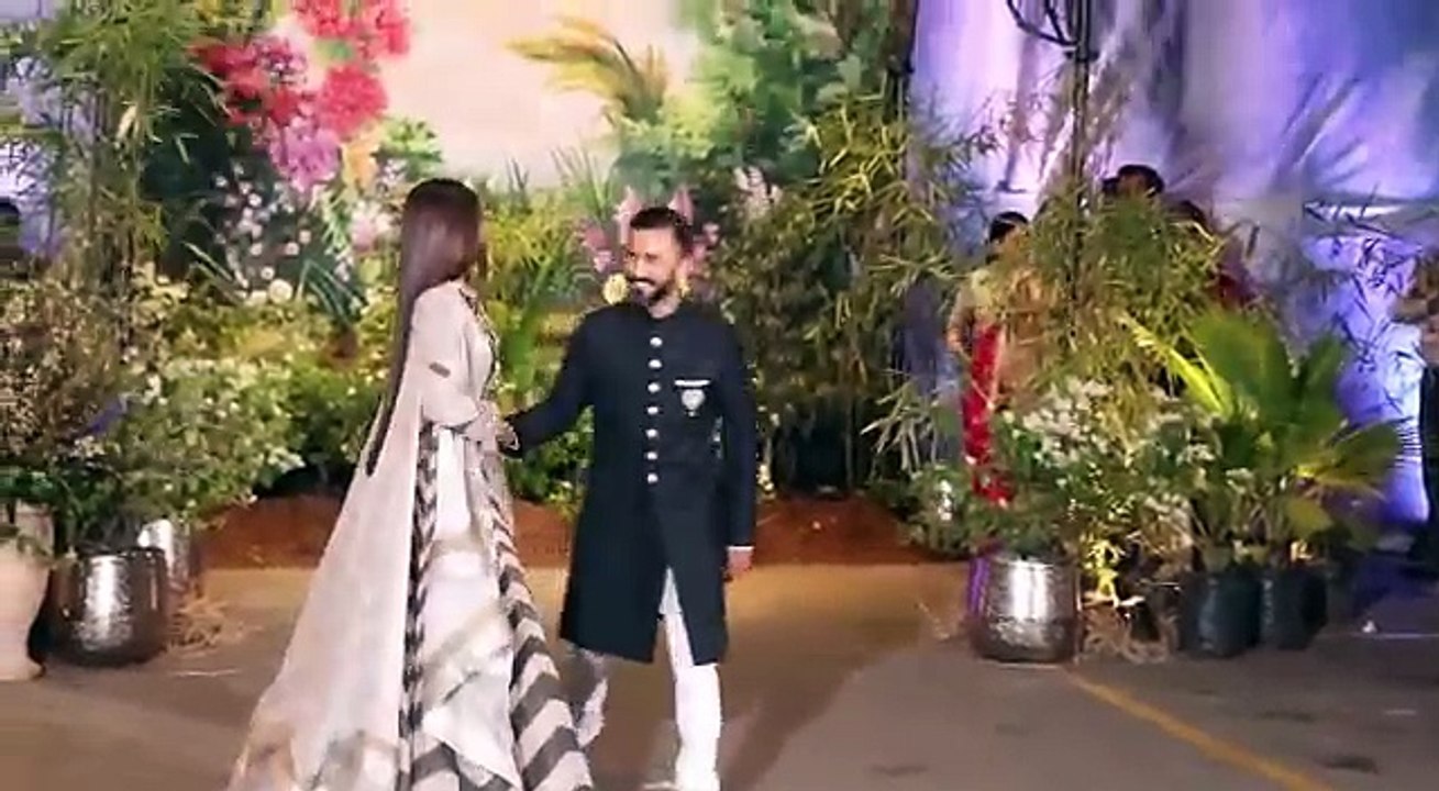 LIVE_Salman_Khan_s_Amazing_Dance_With_SRK_At_Sonam_Kapoor_s_Wedding_Reception