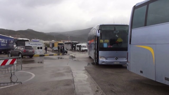 VLORE, PROBLEME ME TRAGETET, MOTI I KEQ DHE ERA E FORTE PEZULLON IMBARKIMIN E PASAGJEREVE DHE MJETEV