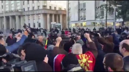 Gruevski i bashkëngjitet protestës para Gjykatës Penale