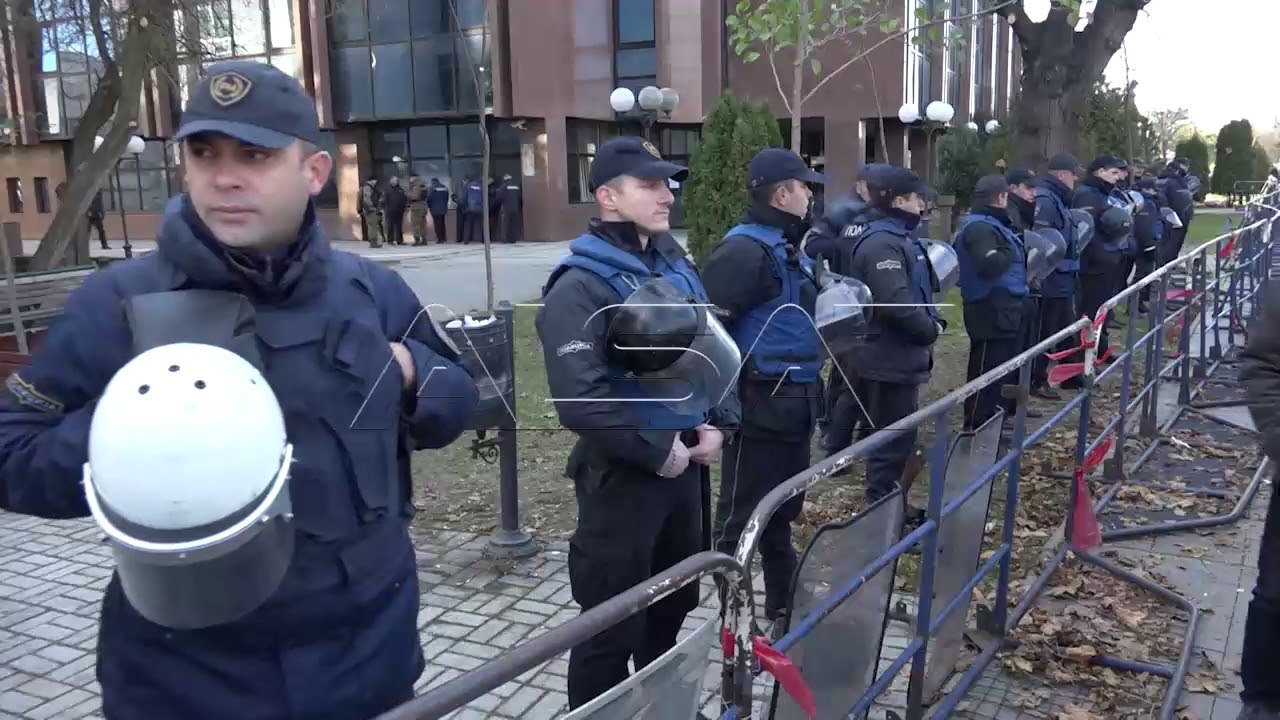 Arrestimet, mbështetësit e VMRO-së protestojnë para gjykatës Penale