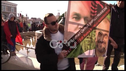 Ora News – Pankartat në Vlorë: "Ismail Qemali shpalli pavarësinë, Edi Rama shpalli narkoshtetin"