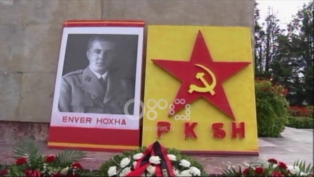 Ora News - Lavdi shqiptarit të madh Enver Hoxha komunistët tek Varrezat e Dëshmorëve