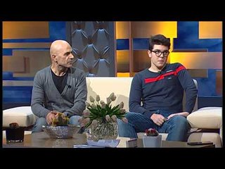 Ditë e Re- 13 -vjeçari pjesë e "Elvis walks home"