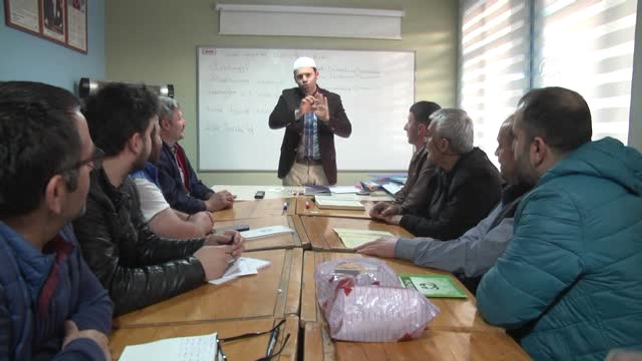 İşitme Engelliler İşaret Diliyle Kur'an-ı Kerim Öğreniyor