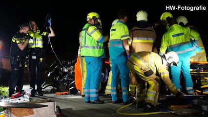 Zwaargewonde bij botsing tegen pilaar van viaduct
