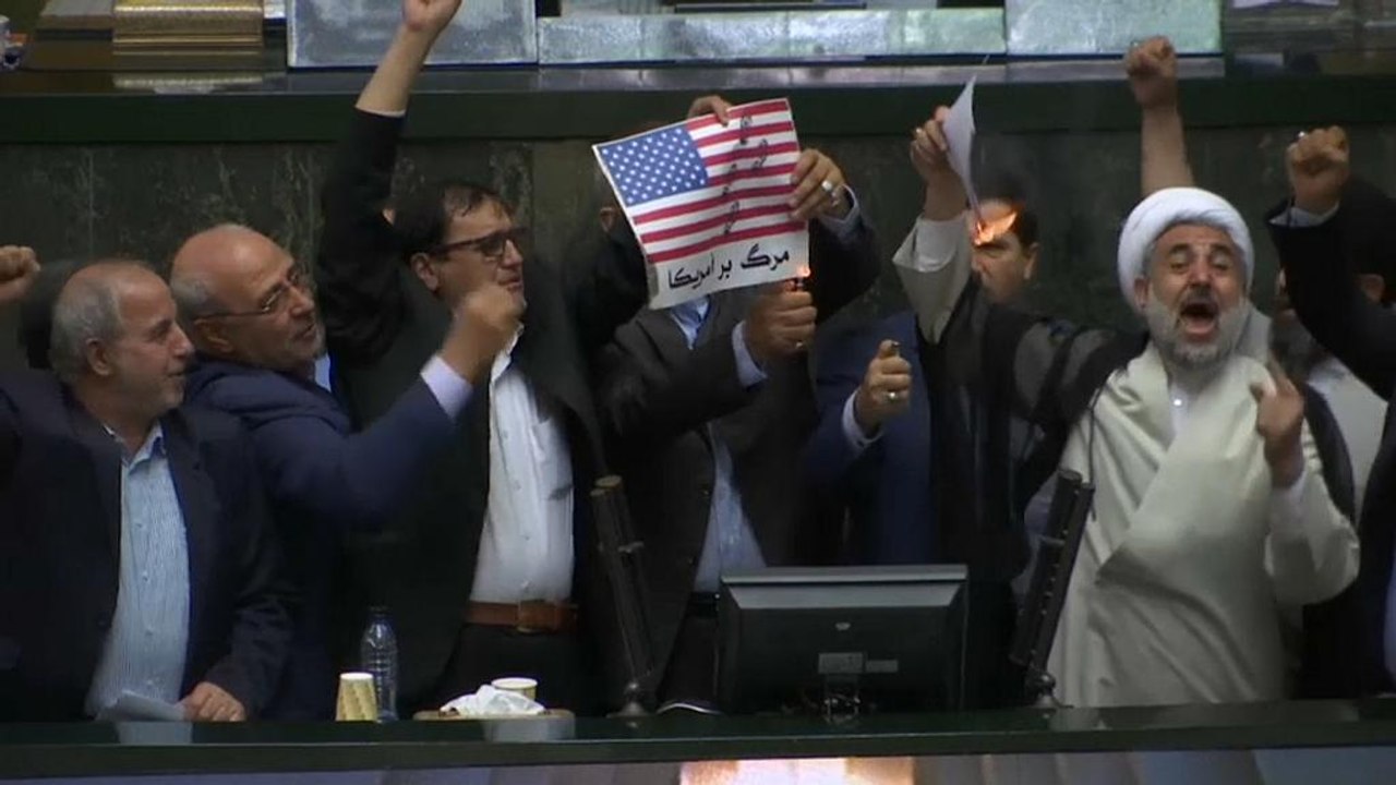 L'IRAN brucia la bandiera USA