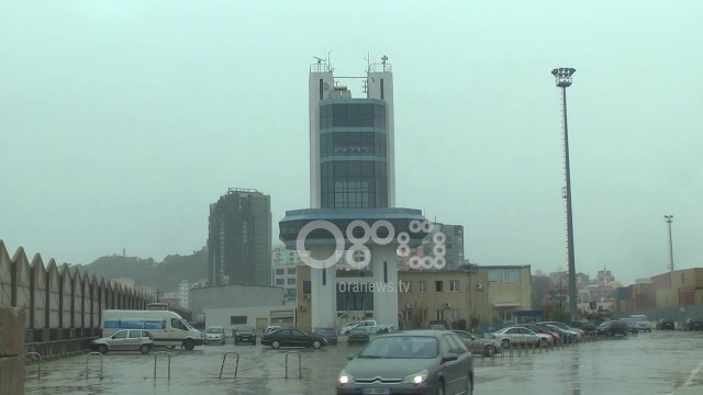 Stuhi ere dhe shiu, paralizohet puna në portin e Durrësit, përmbytje në qytet