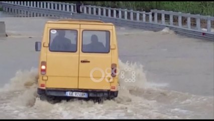 Ora News – Bllokohet autostrada Tiranë-Durrës, devijohet qarkullimi i mjeteve