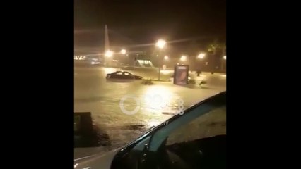 Përmbytjet/ Punonjësit e qendrës tregtare video në Ora News: Jemi bllokuar nga uji!