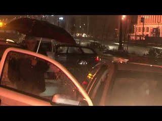 Ora News – Përmbytjet/ Bllokohet autostrada Tiranë-Durrës