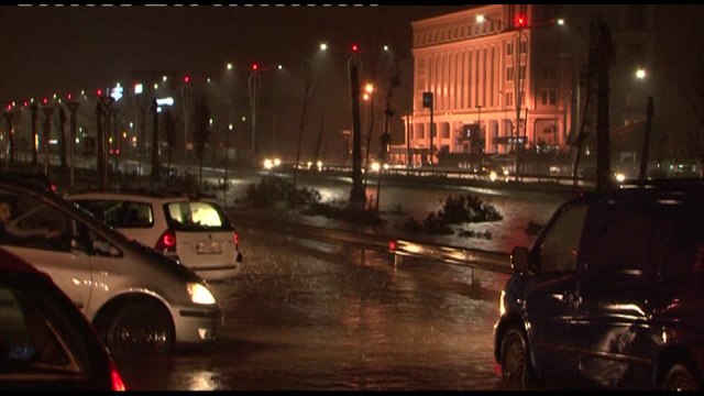 Ora News – Bllokohet autostrada Tiranë-Durrës, ndërhyjnë Forcat e Armatosura