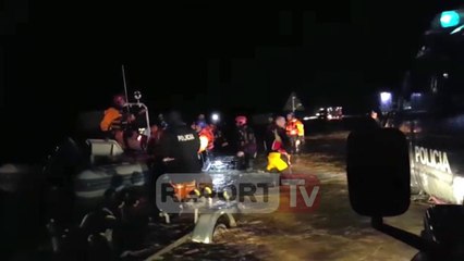Report TV - Vendi nën ujë,shpëtohen me gomone dy të moshuarit dhe vajza në Derven