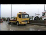Ora News - Dhjetra mjete vijojnë të jenë të bllokuara në autostradën Tiranë-Durrës