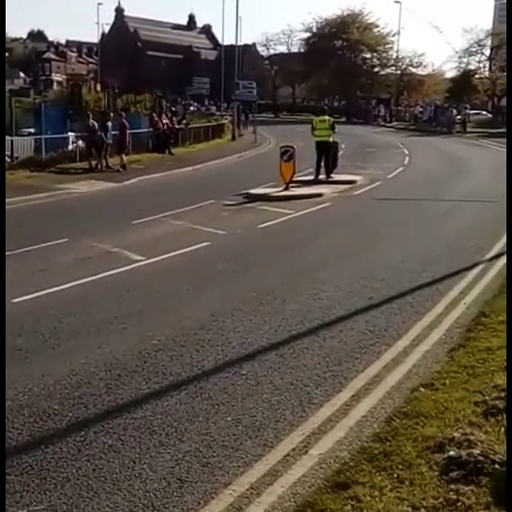 Une voiture fonce sur un signaleur pendant le Tour du Yorkshire