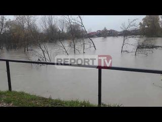 Report TV - Erzeni vërshon frikshëm, gjithçka nën ujë në Sukth