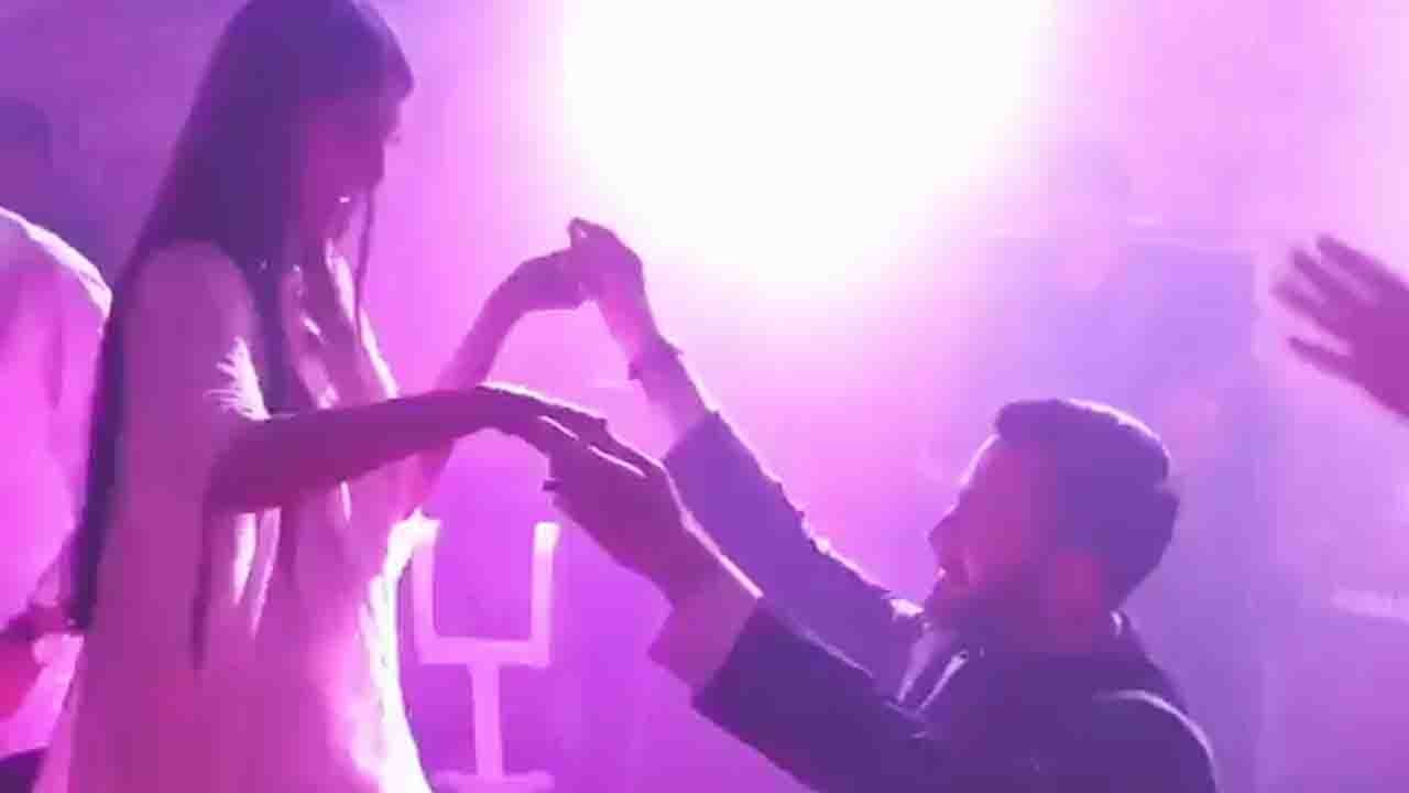 Sonam Kapoor Reception: Anand Ahuja PROPOSES Sonam again during party; Watch video | FilmiBeat