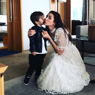 Buse Varol Baba Evinden Çıkarken 33 Yıllık Gelinlik Giymiş