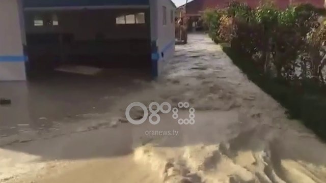 Ora News - Vjosa çan argjinaturat dhe shkakton përmbytje masive, dhjetra të evakuuar