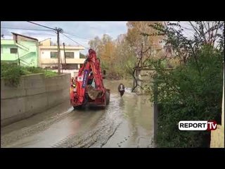 Report TV - Situatë problematike në Shijak,baltë e përmbytje, në ndihmë një ekskavator