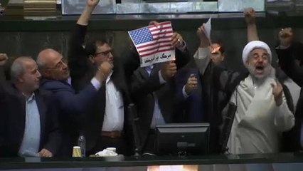 Bandeira dos EUA queimada no Parlamento do Irão