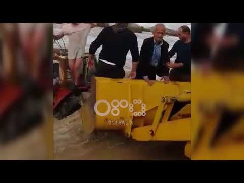 Ora News - Delvine, njerezit behen kordon per te nxjerre vajzat nga zetori qe rrezikon mbytjen