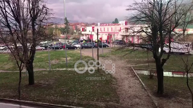 Ora News – Tifozët e Kukësit e Skënderbeut përleshen me njëri tjetrin në Korçë