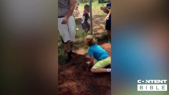 Vengeance d'un gamin : en plein dans l'entre-jambes de papa !