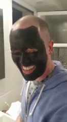 Son maquillage de visage... ne PART PAS !!!