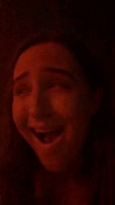 Ivre elle se rend compte de l'affreuse musique electro !