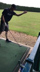 Il frappe une balle de golf en l'air avec son club !