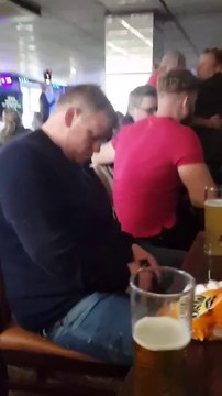 Ivre, il s'endort au bar et tente de tenir en équilibre !