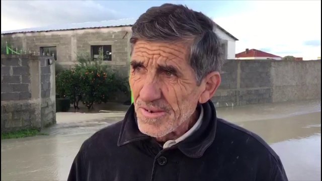 Ora News – Vlora e Fieri nën pushtetin e Vjosës, në disa fshatra lëvizet vetëm me barka